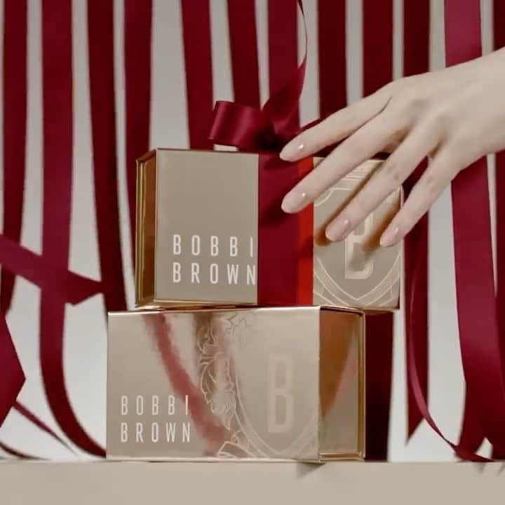 のインスタグラム：「New work for @bobbibrown 今年もホリデーのお仕事が公開される季節がやって来ました🤗この時期は華やかな仕上がりが多いので楽しみです🎶❤️」