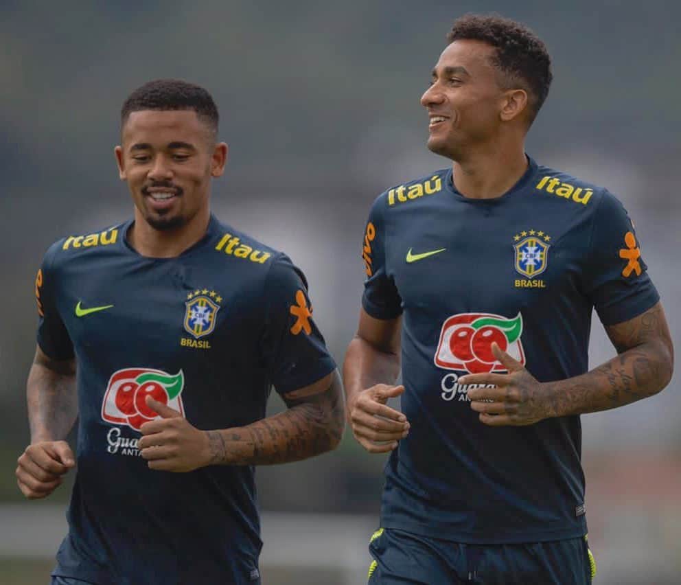 ダニーロ・ルイス・ダ・シウバのインスタグラム：「Tava com saudade dessa parceria! Só lazer meu padrinho @dejesusoficial ?! 😎 Foco nos desafios, sempre agradecido por cada oportunidade! 🇧🇷 #lifeisablessing #worldcupqualifier #debicaspromundo」