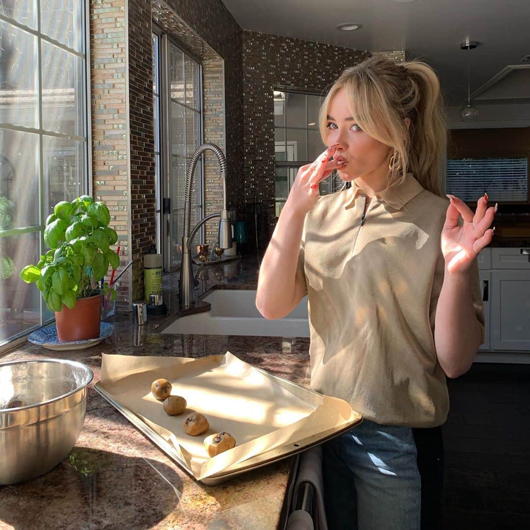 サブリナ・カーペンターさんのインスタグラム写真 - (サブリナ・カーペンターInstagram)「tough cookie」11月11日 8時30分 - sabrinacarpenter