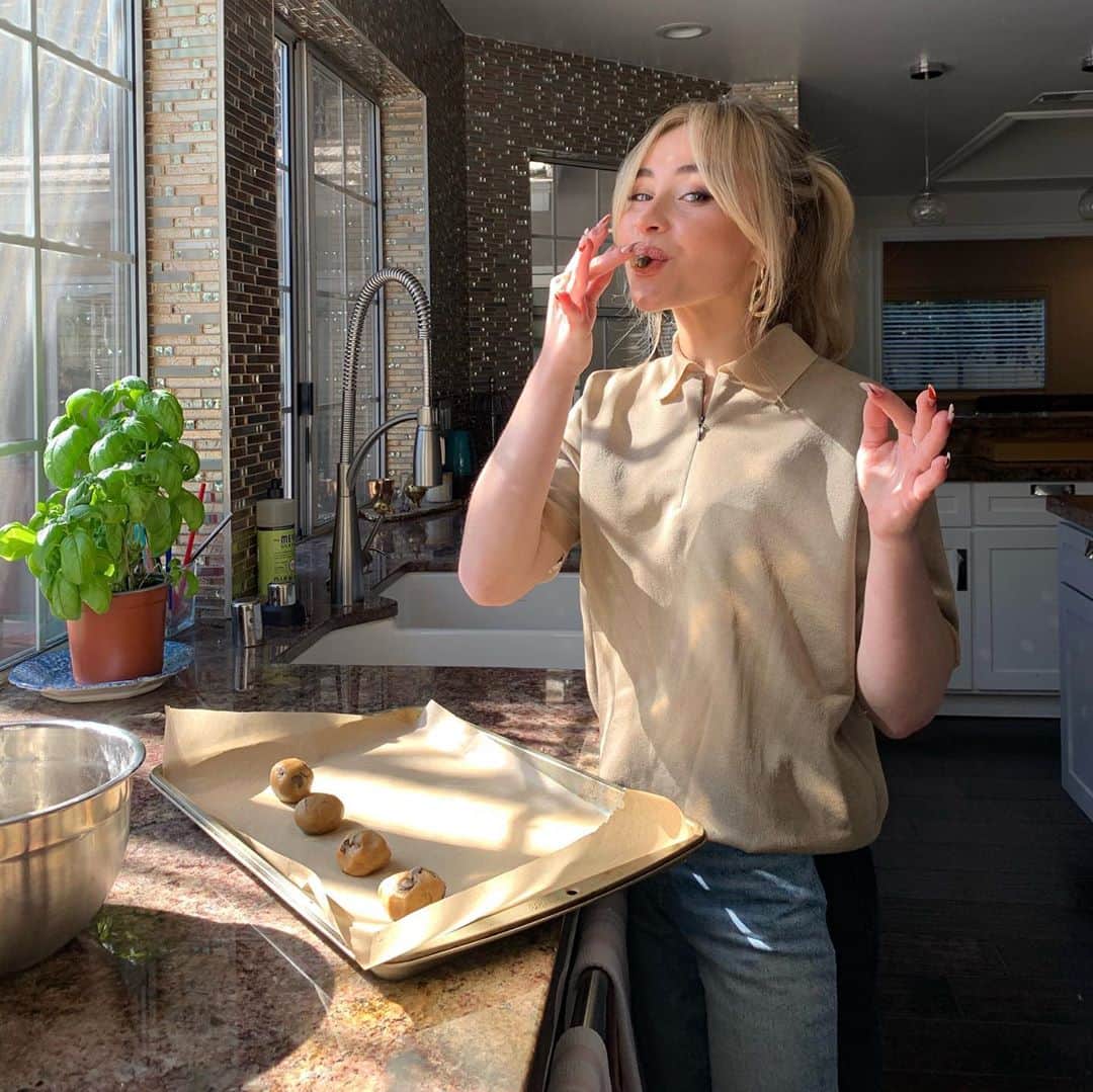 サブリナ・カーペンターのインスタグラム：「tough cookie」