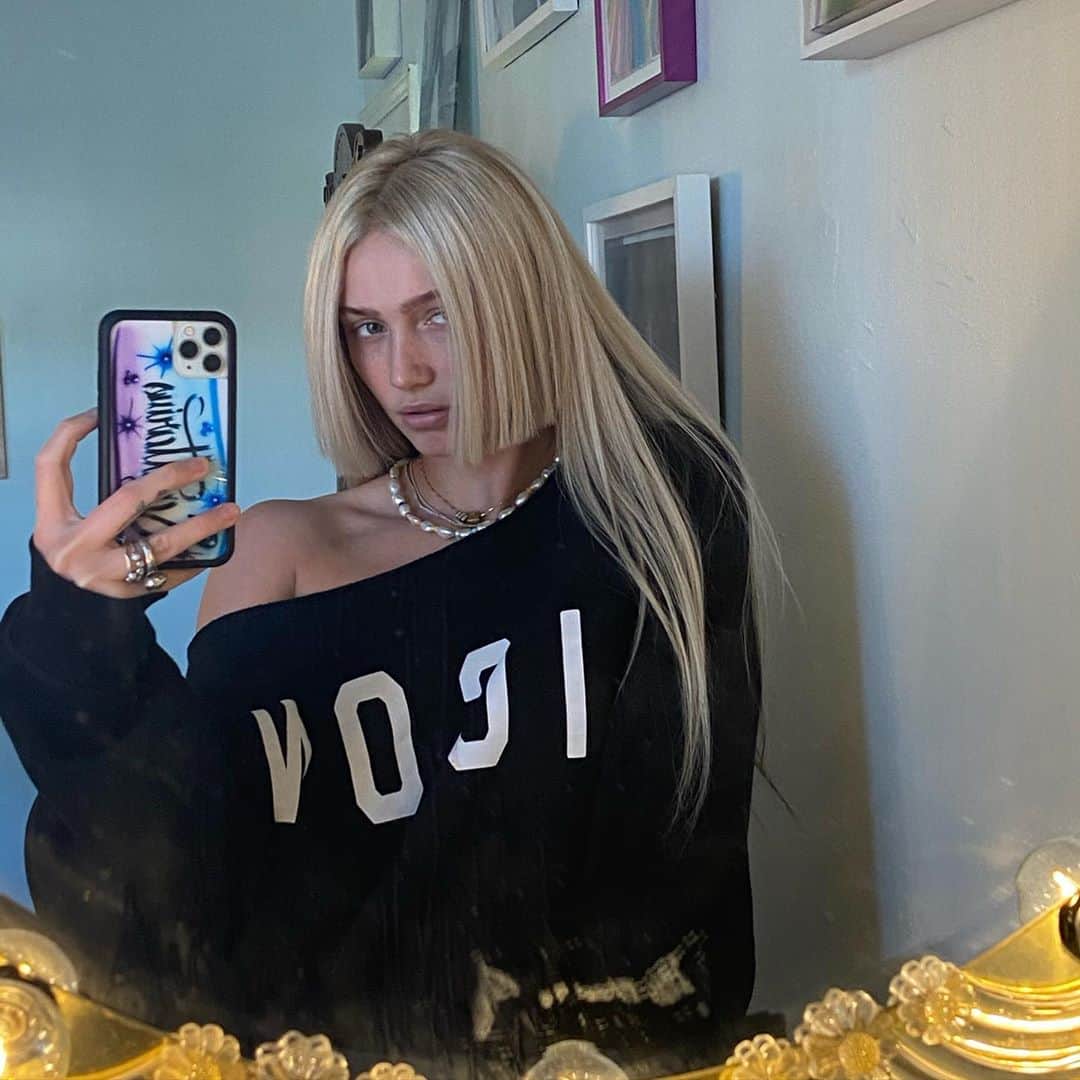 ケイリン・ルッソのインスタグラム：「Biden is our president and I have a bob mullet ⭐️ thoughts?」