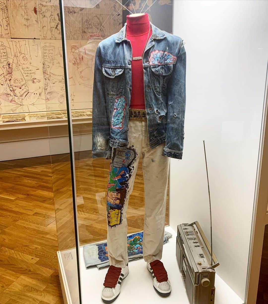 のインスタグラム：「hand painted jacket 1991 and trousers 1989 #SEGREDOS @pinacotecasp  #panoramica from 1974 till 2020 #osgemeos」