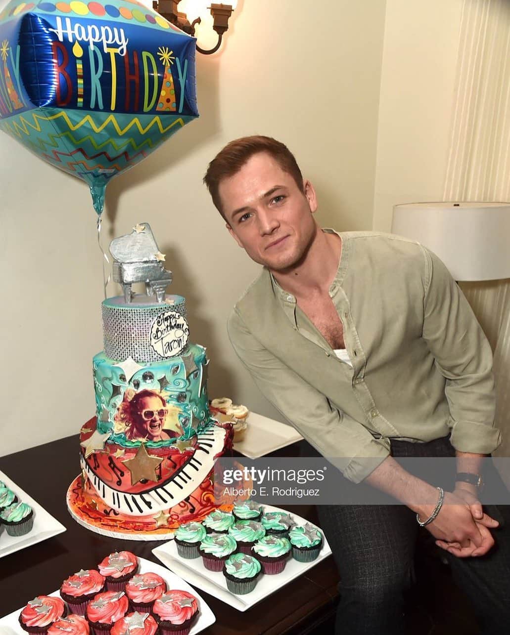 タロン・エガートン（ファンページ）のインスタグラム：「Happy birthday to this gem once again 🥳🥳🥳🥳🥳🥳🥳🥳」