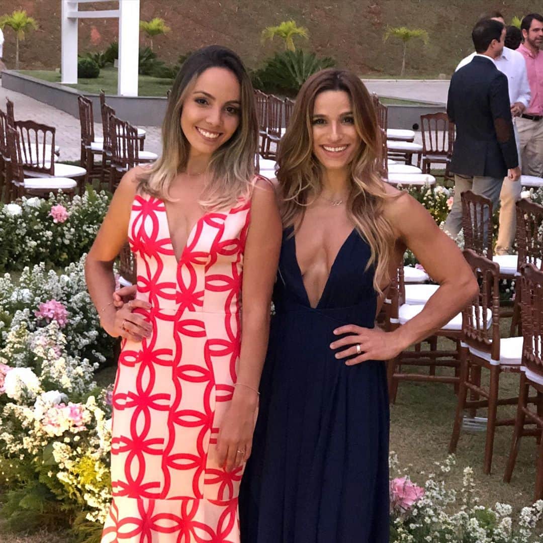 ジャジ・バルボサのインスタグラム：「Gabi,  Só algumas pessoas tem a oportunidade de realmente te conhecer, poucas sabem o quanto você é uma mulher forte e incrível e eu sou uma dessas pessoas sortudas por aí.  Queria dizer o quanto sou grata por tê-la como amiga e poder dividir tantos momentos incríveis com você! Obrigada por ser meu abrigo, por entender meus defeitos, por torcer pelos meus sonhos, por guardar meus segredos, por me tirar do sério, por ser a família que eu escolhi.  Obrigada por sempre estar aqui!  Te desejo tudo de melhor, Deus guarda coisas maravilhosas para você! Conta comigo!  Te amo chata  Eu sei que foi ontem, mas parabéns 🎉❤️🥰」