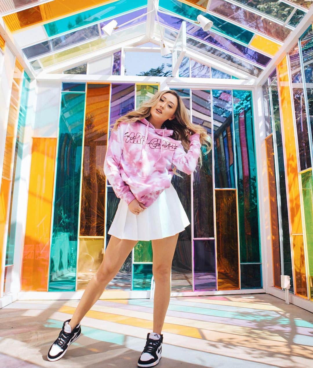 Lauren Riihimakiさんのインスタグラム写真 - (Lauren RiihimakiInstagram)「TIE DYE KITS & ART CLUB WHITE COLLECTION IS DROPPING THIS SUNDAY 🌈✨🙌🏻 . set your alarms bc it’s FINALLY 👏🏻 HAPPENING 👏🏻 shop.laurdiy.com this sunday nov 15th @ 9AM PST. Comfy ass sweats, equally comfy ass sweatshorts, also comfy ass hoodie and the TIE DYE KITS 🌈! photographer: @blackprints」11月11日 8時51分 - laurdiy