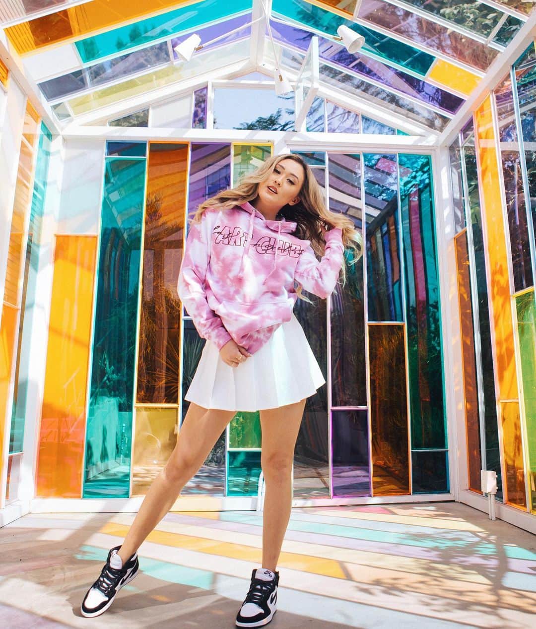Lauren Riihimakiのインスタグラム：「TIE DYE KITS & ART CLUB WHITE COLLECTION IS DROPPING THIS SUNDAY 🌈✨🙌🏻 . set your alarms bc it’s FINALLY 👏🏻 HAPPENING 👏🏻 shop.laurdiy.com this sunday nov 15th @ 9AM PST. Comfy ass sweats, equally comfy ass sweatshorts, also comfy ass hoodie and the TIE DYE KITS 🌈! photographer: @blackprints」
