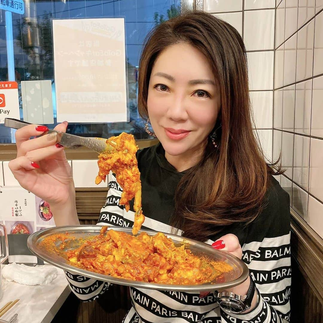 今堀恵理さんのインスタグラム写真 - (今堀恵理Instagram)「梨泰院クラスを再現した特別ルームの有る焼き肉屋さん  @karahorumon_446   が福島区にオープンしたとの事で行って来ました🤩 梨泰院ルームはメニューもハングル語。チャミスルや生マッコリ、ジュースもハングル文字で書かれていてまるで梨泰院💗  もみだれの焼き肉は、赤もみダレ、白もみダレ、アホ塩ダレの3種類の味が楽しめます辛さも選べますよ 私達は中辛の赤もみだれのホルモンを食べたよ。 この味は他に有りそうでなかった感じです。男女問わず好きな味  お店の名物は店員さんが目の前で焼いてくれる、フォークで裂けるヘレステーキです。高級グルメ好きな私も、ここのヘレはビックリ安くて上質と思った😍  ミシュランのENISHIの柚子が香る冷麺も有りますよ  韓国になかなか行けないけど、ここなら行ける😆✨  #福島区グルメ #ホルモン #獅子楼 #단밤 #タンバム #梨泰院クラス #梨泰院クラスロケ地 #イテウォンクラス」11月11日 8時52分 - eriimahori