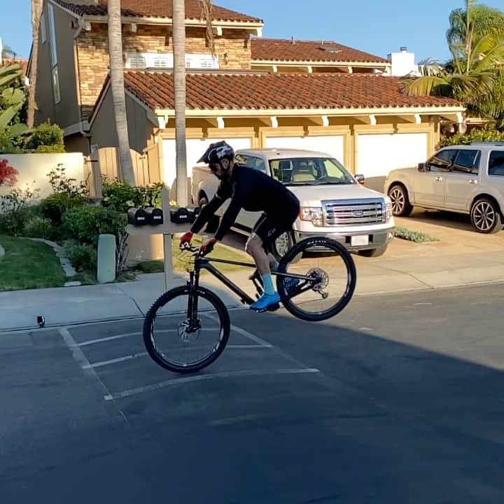 ケン・ロックゼンのインスタグラム：「It’s the little things that makes 2 wheels so fun! @canyon_na @foxmtb @redbull」