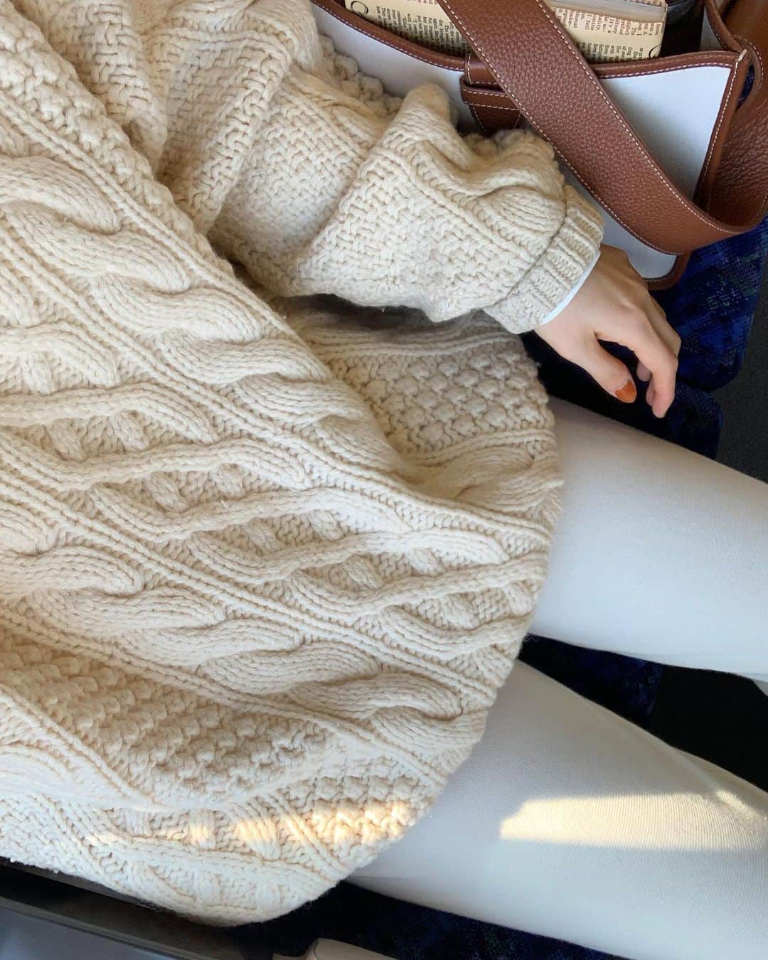 佐藤優津季のインスタグラム：「元は随分前に取ったであろうニット🧶 古着っていつ着ても可愛いからスキだーっ (白タイツに見えるけどニットパンツ🥛) #ootd」