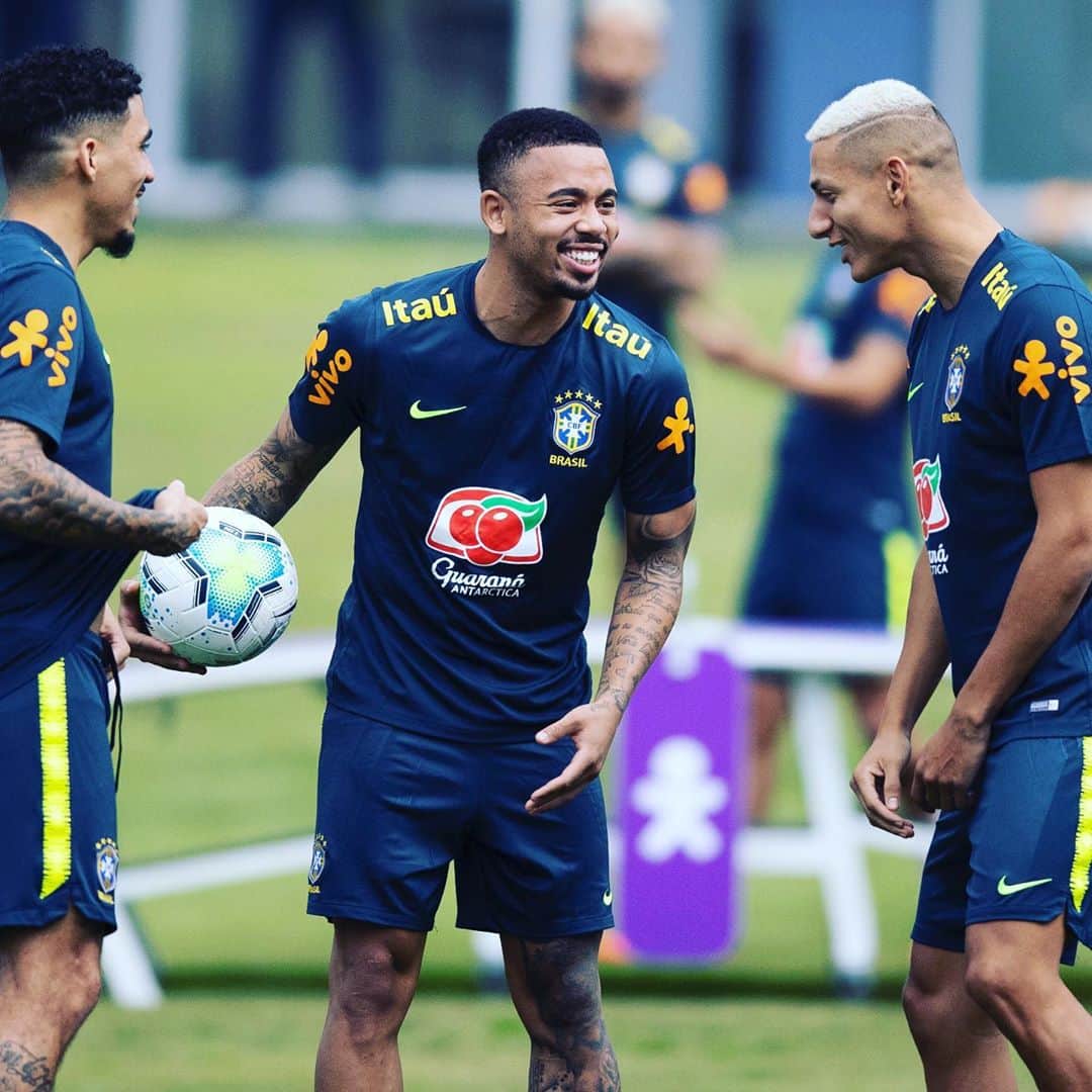 ガブリエル・ジェズスのインスタグラム：「Alegria por estar de volta. 🇧🇷⚽️」