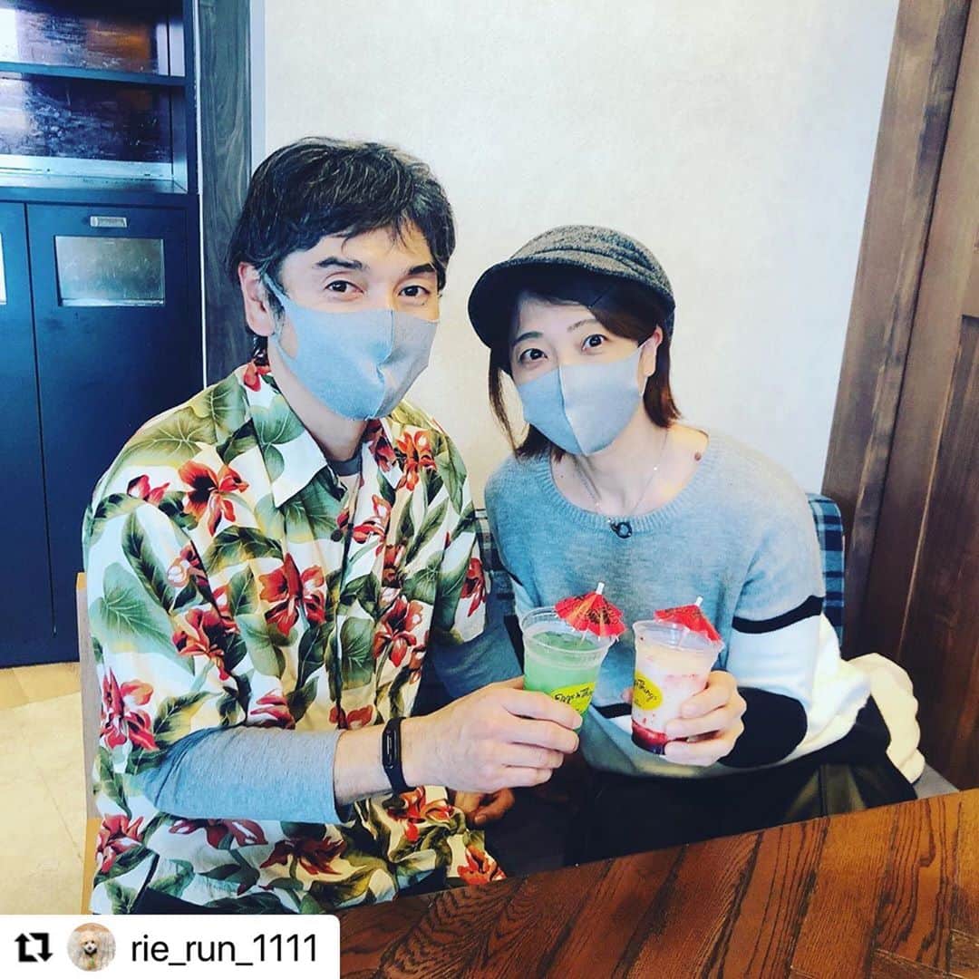 EGGS ’N THINGS JAPANのインスタグラム：「#Repost @rie_run_1111 様  ご来店頂きましてありがとうございます😊ドリンクも喜んでいただけて嬉しいです😆🍹  「 #アロハでエッグスン 」で素敵なお写真をご投稿頂きましてありがとうございます☀️🌈  また機会がございましたらEggs 'n Thingsでコナコーヒーをお楽しみください😆🏝  ------------  御殿場プレミアムアウトレットなう 朝一で行ったエッグスシングスコーヒー、すでに満席w キャンペーン中で、アロハで店内飲食するとプレゼントドリンクがもらえたよ🤗 プレゼントなのにクオリティー高くてびっくりした🤩 ・ この時期にアロハはなかなか厳しいけど、新婚旅行の時、マウイ島で買ったアロハをバッグに忍ばせてきて良かったww ・ いいねいっぱいだと何か当たるみたいなので、よろしくねぇ😂  #アロハでエッグスン  #エッグスシングスコーヒー #御殿場プレミアムアウトレット #パンケーキ #コナコーヒー 朝ごはん食べたのにペロっと食べられた😋 コナコーヒーはやっぱり美味しい☕️」