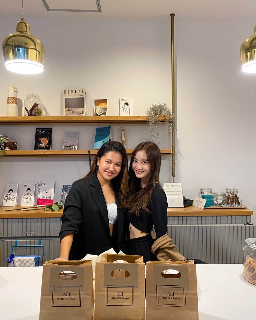 青山舞莉のインスタグラム：「同じ大学だと玄関で知ったご近所さんリリー🤍　@lilyssuperfood  美味しいクッキーも作れるしかわいいし素敵な考えの持ち主だと思う！よく家の前を自転車で凄い勢いで吹っ飛ばしてる様子を見かける🤭」