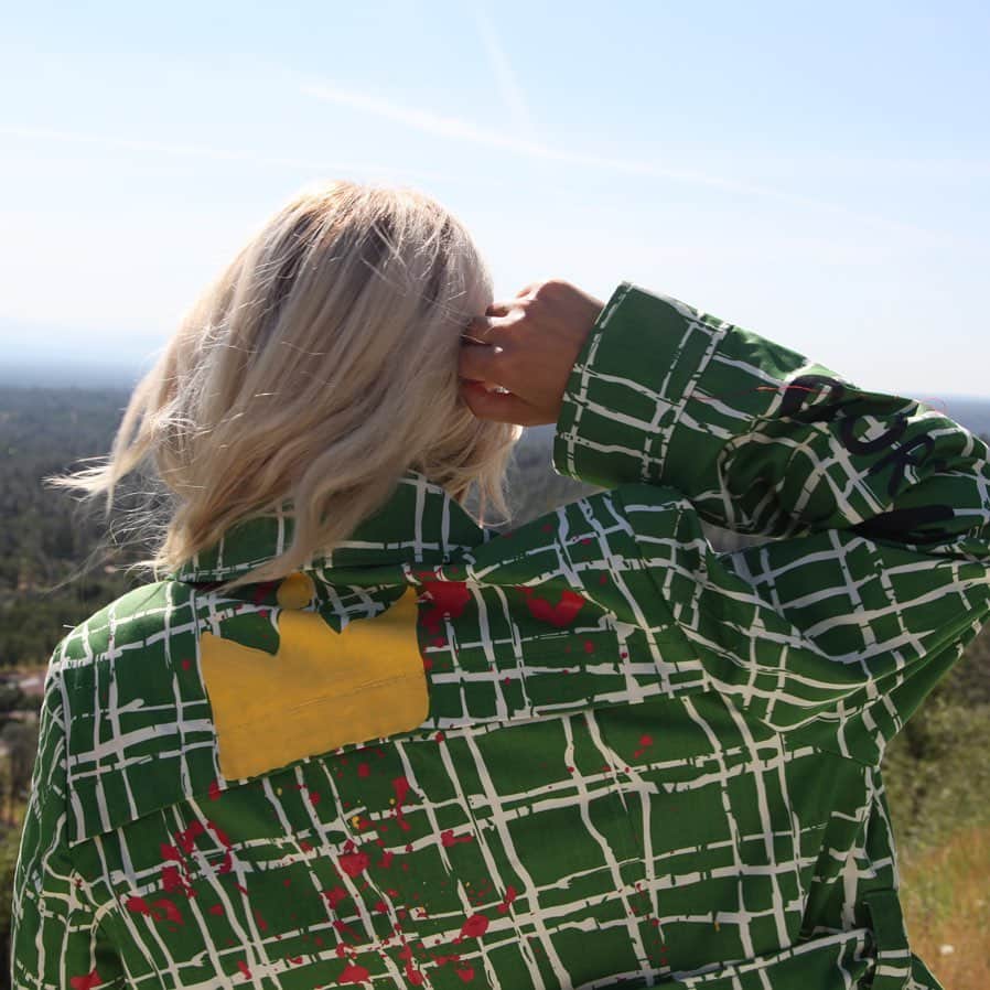 ブリット・ニコルのインスタグラム：「This jacket just sold, but posting to show you the back bc it’s super cool !! :)  Stay tuned because this weekend I am giving away one of my favorite jackets right here on insta!!! 🥳」