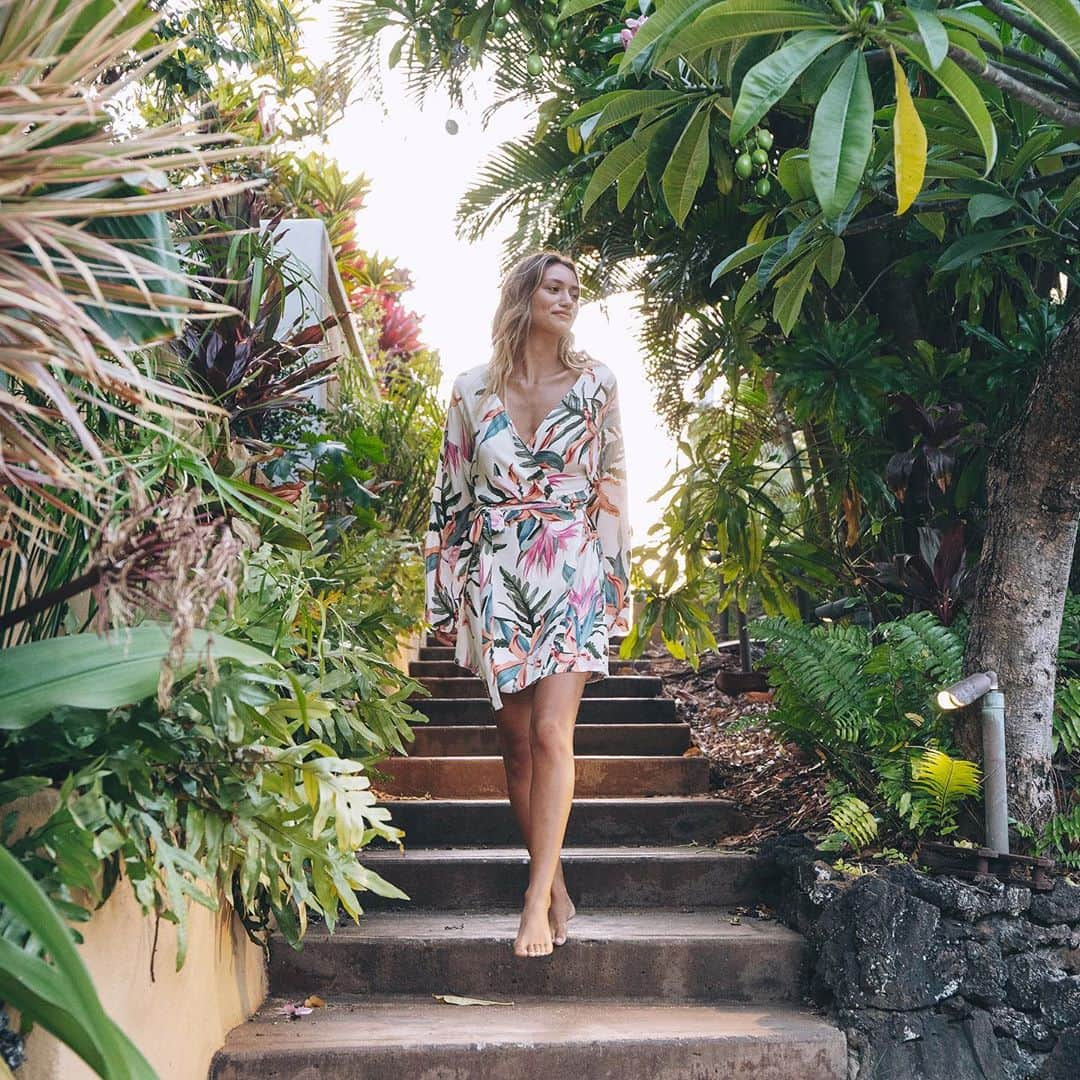 hurleyさんのインスタグラム写真 - (hurleyInstagram)「The next best thing to being in the tropics? A warm print you can wear anywhere. Shop the Tama Wrap Dress, available now on Hurley.com.」11月11日 9時30分 - hurley