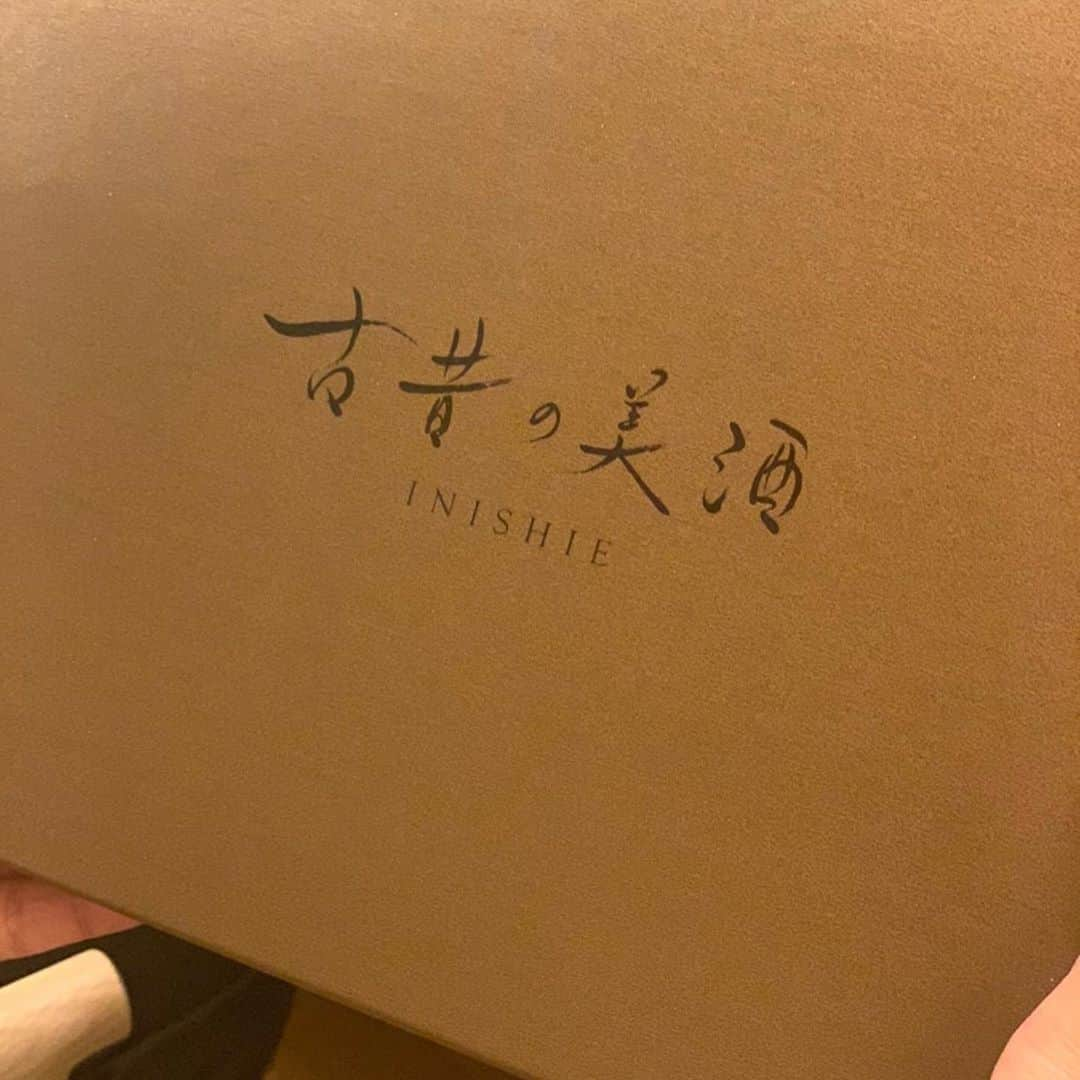 橋本昌彦さんのインスタグラム写真 - (橋本昌彦Instagram)「僕らを10年近く応援してくださっている パソナ創立メンバーのお一人である 野村和史さん  LIFEが姫路で上映されると 東京からはるばる駆けつけて来て下さったり 阿蘇の葉祥明美術館までも来て下さったり 字手紙でエールを届けて下さったり 復興支援のチャリティーの際には 会場を手配してくださったり 実家の温泉では息子とお風呂に入ってくださったり　笑  淡路島に新しくできた 『青海波』で 夕陽やプロジェクションマッピング 生演奏を聴きながら  淡路島のお魚を中心とした美味しい料理と 日本酒の古酒を頂きました 対面式もいいですが 海を観ながらって幸せです  日本酒の古酒　 深見のある味　香り　 とても感動しました  淡路島は大きく変わりはじめています  淡路島を音楽の島へ  LIFEもいつか 国生みの淡路島から 『世界の平和へと想いをのせ』 上映される日が来ることを 夢みています  素敵な時間を頂き感謝感謝です😌🙏  青海波 https://awaji-seikaiha.com/  LIFEいのち https://www.life-planetarium.com/  #lifeいのち #青海波 #古酒 #美味しい #パソナグループ #淡路島」11月11日 9時23分 - masahikohashimoto