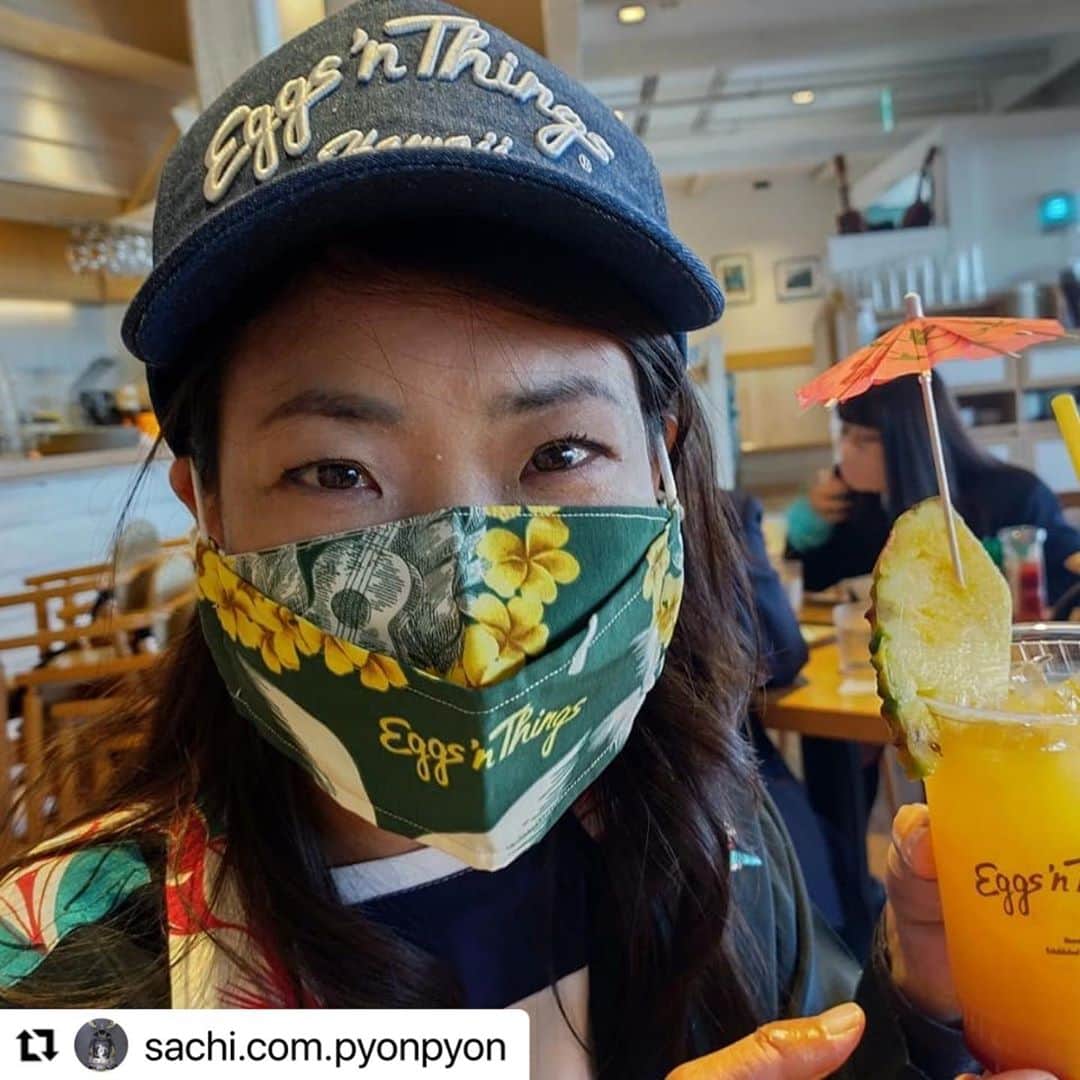 EGGS ’N THINGS JAPANのインスタグラム：「#Repost @sachi.com.pyonpyon 様  ご来店頂きましてありがとうございます😊アロハシャツだけでなくマスクやキャップまで😲⁉️ 素敵なお写真をご投稿頂きましてありがとうございます🌴☀️  期間限定の「 #コナティラミスパンケーキ 」も早速お楽しみいただけて嬉しいです😆🥞  機会がございましたら、次回は別のドリンクもお楽しみください😊少しでもハワイの雰囲気を感じて頂ければと思います🌺  -----------  ハワイに行けないので神戸のエッグスンシングスに来ました！ アロハシャツを着て来店したらドリンク１杯無料で頂けます！ 今回はマイタイとブルーハワイにしました🍹 ハワイで買ったマスクとキャップも持ってきました🧢！パンケーキもドリンクも美味しかったー✨  皆もアロハシャツを着てエッグスンシングスに行こうー！！  mahalo  #アロハでエッグスン  #エッグスンシングス」