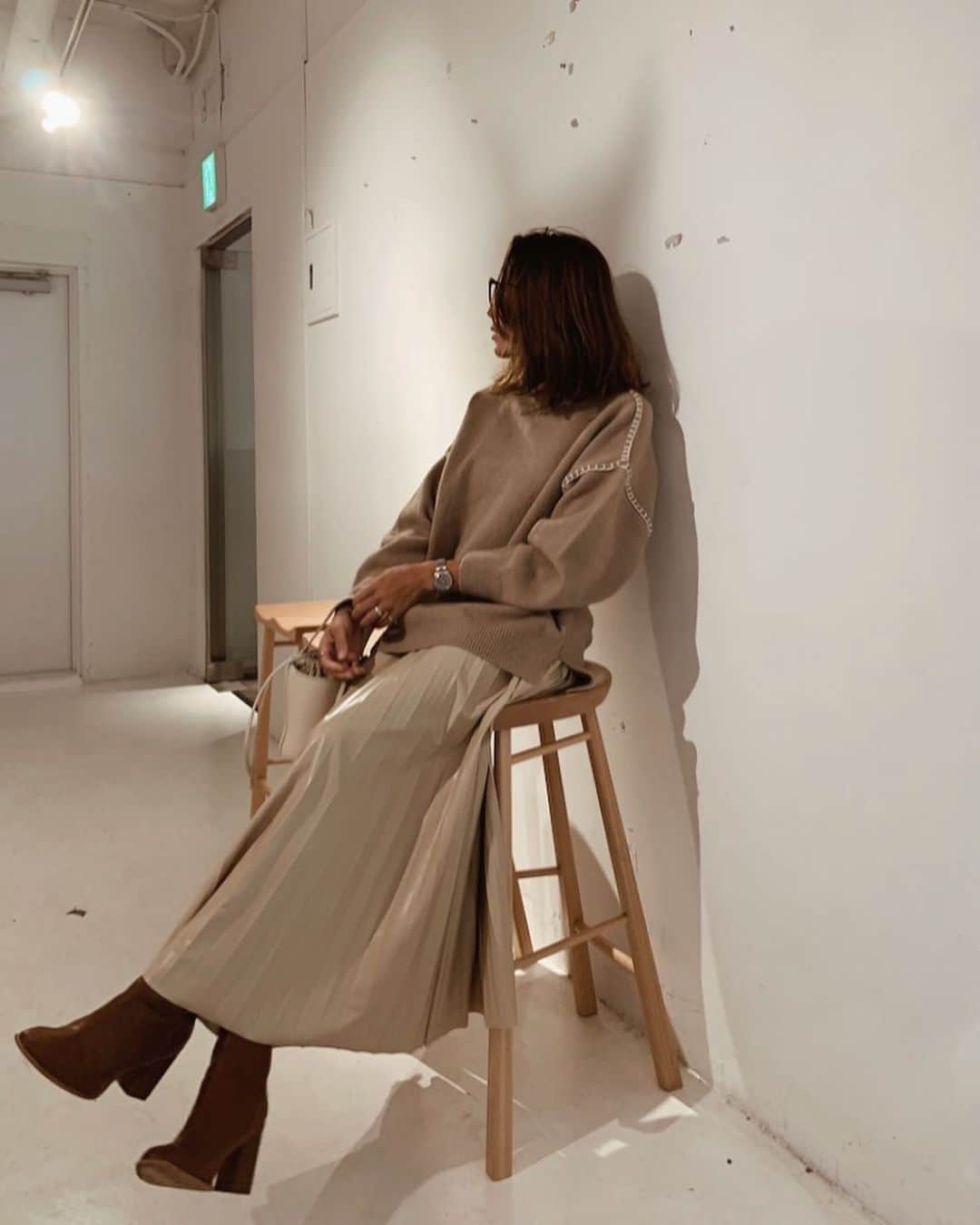 のインスタグラム：「今年買い足したのが、 多い、エコレザーアイテム  エコレザーアイテム、ハマっててなんか、 めちゃくちゃかわいいし、 着回しがしやすいから、おすすめやよ♡  このベージュのプリーツタイプのスカート ももう、既にヘビロテしてる  プリーツスカートもあんまり履かなかったけど、年齢増す事に服のテイスト、 好みもだんだん変わってる💁‍♀️  @210nouve_online   ┈┈┈┈┈┈┈┈┈┈  #エコレザー#エコレザースカート #ベージュコーデ #ベージュカラー #プリーツスカート #21nouve#コーディネート#ママコーデ#ママコーディネート #ママコーデプチプラ #30代コーデ #30代ファッション #30代ママコーデ #アラフォーママ#アラフォーファッション #アラフォーコーデ #beige#pleatsskirt #fashion」