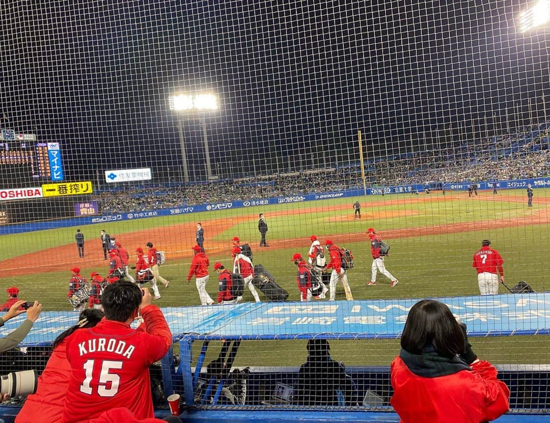 輝良まさとさんのインスタグラム写真 - (輝良まさとInstagram)「・ 人生初の野球観戦ー⚾️ 会社の同僚で野球大好きな人がいて、私が退職することを伝えたら、転勤前に一緒に見に行きたいですと熱烈オファーを受け（笑）同僚の皆さんと神宮球場へ行ってきましたー‼️ ・ あの外苑前から青年館へ向かう道が懐かしかった…笑 ・ 三塁側のSS席というなんとも素晴らしい席を取っていただき、初めての野球はとーっても楽しかったです❤️ 客席で飲食しながら見れるのいいですねー✨ あれ最高でした😆❣️ 昨日は奥川投手の初登板の日だったのと、ヤクルトの千秋楽？みたいな日だったしく、お客さんも盛り上がっていて熱かったです🙌 ・ そーいえばヤクルトファンの美貴も見に行くのかな？と思って連絡してみたら、私も今日見に行くよーとのことで現地で会えたのも嬉しかった😆❤️❤️ ・ 寒かったけど楽しい夜になったし、真那人は3日連続でパパと夜ご飯食べたりお風呂に入ったり寝かしつけしてもらったりで、パパとの時間を楽しんだようです👦❣️ 3日間頑張ってお世話してくれた主人もありがとう🙏🙏🙏 ・ ・ ・ #職場#同僚#野球#野球観戦#人生初#ヤクルト#広島カープ#神宮球場#楽しかった#球場のビール#最高#ありがとう」11月11日 9時27分 - kirahama0703