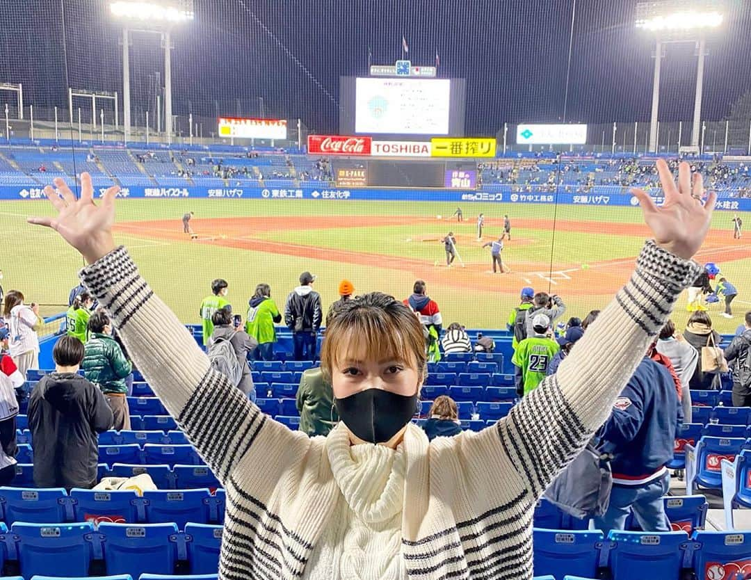 輝良まさとさんのインスタグラム写真 - (輝良まさとInstagram)「・ 人生初の野球観戦ー⚾️ 会社の同僚で野球大好きな人がいて、私が退職することを伝えたら、転勤前に一緒に見に行きたいですと熱烈オファーを受け（笑）同僚の皆さんと神宮球場へ行ってきましたー‼️ ・ あの外苑前から青年館へ向かう道が懐かしかった…笑 ・ 三塁側のSS席というなんとも素晴らしい席を取っていただき、初めての野球はとーっても楽しかったです❤️ 客席で飲食しながら見れるのいいですねー✨ あれ最高でした😆❣️ 昨日は奥川投手の初登板の日だったのと、ヤクルトの千秋楽？みたいな日だったしく、お客さんも盛り上がっていて熱かったです🙌 ・ そーいえばヤクルトファンの美貴も見に行くのかな？と思って連絡してみたら、私も今日見に行くよーとのことで現地で会えたのも嬉しかった😆❤️❤️ ・ 寒かったけど楽しい夜になったし、真那人は3日連続でパパと夜ご飯食べたりお風呂に入ったり寝かしつけしてもらったりで、パパとの時間を楽しんだようです👦❣️ 3日間頑張ってお世話してくれた主人もありがとう🙏🙏🙏 ・ ・ ・ #職場#同僚#野球#野球観戦#人生初#ヤクルト#広島カープ#神宮球場#楽しかった#球場のビール#最高#ありがとう」11月11日 9時27分 - kirahama0703