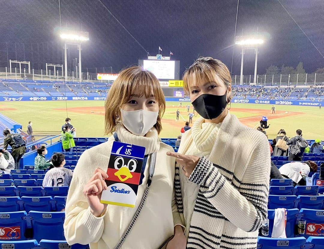 輝良まさとさんのインスタグラム写真 - (輝良まさとInstagram)「・ 人生初の野球観戦ー⚾️ 会社の同僚で野球大好きな人がいて、私が退職することを伝えたら、転勤前に一緒に見に行きたいですと熱烈オファーを受け（笑）同僚の皆さんと神宮球場へ行ってきましたー‼️ ・ あの外苑前から青年館へ向かう道が懐かしかった…笑 ・ 三塁側のSS席というなんとも素晴らしい席を取っていただき、初めての野球はとーっても楽しかったです❤️ 客席で飲食しながら見れるのいいですねー✨ あれ最高でした😆❣️ 昨日は奥川投手の初登板の日だったのと、ヤクルトの千秋楽？みたいな日だったしく、お客さんも盛り上がっていて熱かったです🙌 ・ そーいえばヤクルトファンの美貴も見に行くのかな？と思って連絡してみたら、私も今日見に行くよーとのことで現地で会えたのも嬉しかった😆❤️❤️ ・ 寒かったけど楽しい夜になったし、真那人は3日連続でパパと夜ご飯食べたりお風呂に入ったり寝かしつけしてもらったりで、パパとの時間を楽しんだようです👦❣️ 3日間頑張ってお世話してくれた主人もありがとう🙏🙏🙏 ・ ・ ・ #職場#同僚#野球#野球観戦#人生初#ヤクルト#広島カープ#神宮球場#楽しかった#球場のビール#最高#ありがとう」11月11日 9時27分 - kirahama0703