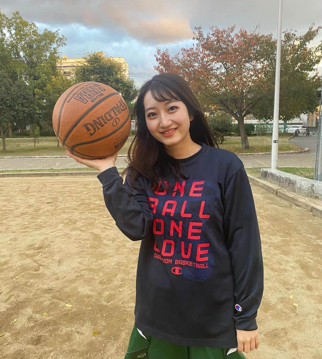 華山友希のインスタグラム：「おはようございます！  先日、撮影も兼ねてバスケしてきました⛹️‍♀️ 冬のバスケは寒いですが、たまにはいいですね😌✨　 冬になると怪我が多くなるので、運動するときはしっかり柔軟してからしましょう🙌🏻 (中高時代、怪我しまくってたのも今ではいい思い出😂笑)  _______   ユキポチも残り8回！ 本日もプロフィールのURLまたは、ハイライト"投票"のQRコードから投票よろしくお願いします🙇🏻‍♂️  _______  #ミスキャン#ミスコン#ミスキャンパス同志社#同志社大学#同志社#バスケ#バスケ女子#バスケットボール」