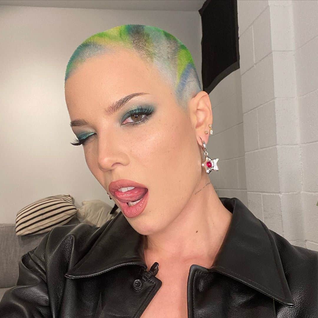 Halseyのインスタグラム：「book release things. everything is disgusting and it’s perfect.」