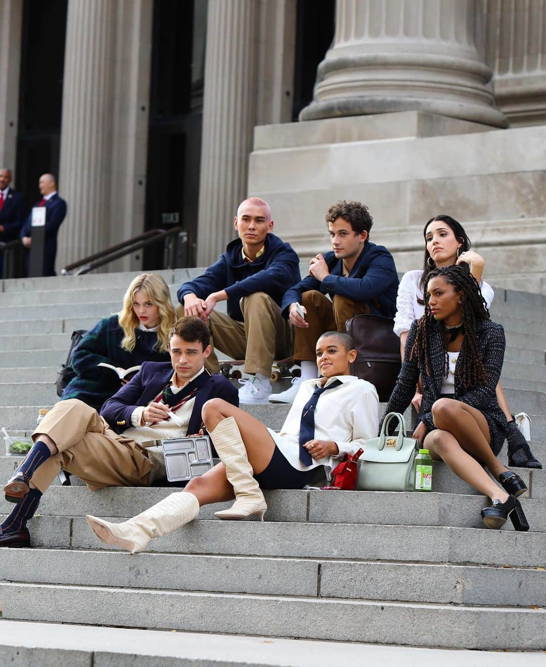 WHO WHAT WEARさんのインスタグラム写真 - (WHO WHAT WEARInstagram)「Spotted on the steps of the Met: the cast of the #GossipGirl reboot. 👀 See more photos from the new class of Upper East Siders at the link in bio. photos: getty images」11月11日 9時35分 - whowhatwear