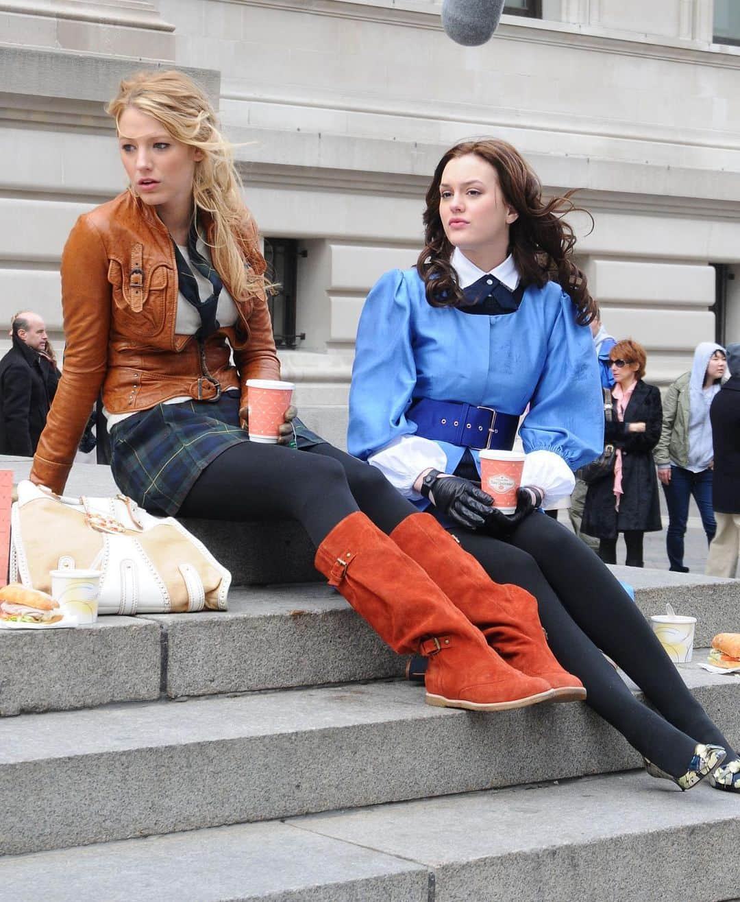 WHO WHAT WEARさんのインスタグラム写真 - (WHO WHAT WEARInstagram)「Spotted on the steps of the Met: the cast of the #GossipGirl reboot. 👀 See more photos from the new class of Upper East Siders at the link in bio. photos: getty images」11月11日 9時35分 - whowhatwear