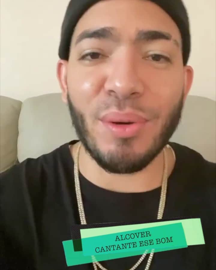 のインスタグラム：「Súper contento y emocionado por este saludo!!! El mismísimo @alcover 💫cantante de ESE BOM  Gracias amigo Alcover por #EseBom  Esta canción ya se baila en todo el mundo gracias a la familia  @salsationfitness   Ya viste el vídeo??   Anda a mi canal de YouTube KLAUDIO REIES DANCE   @crisantivil @crishuenchumil @panchi_fit @vadim.potapov @danceboymarco @alejodance @liricoenlacasa @markbmusic  #klaudioreies #reiestv @reies.tv」