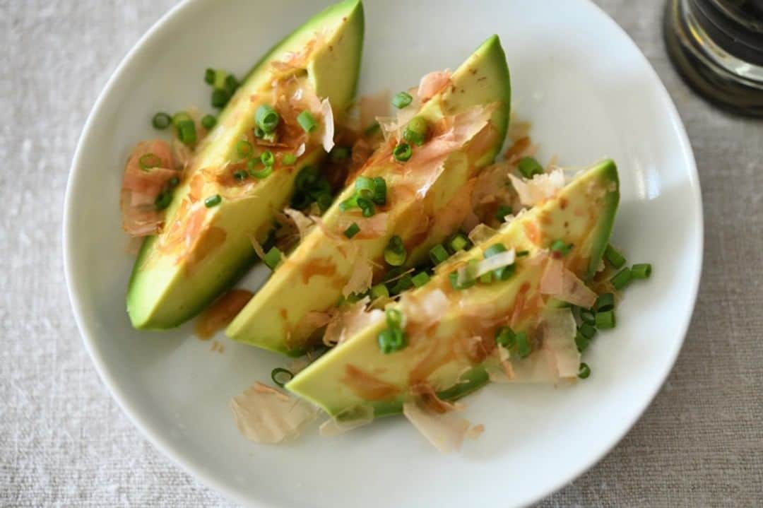 のインスタグラム：「アボカドのおかか醤油がけのレシピを白ごはん.comにアップしています（インスタにアップし忘れてました…）  くし形に切るとけっこう盛り付けやすい、というか、様になりやすいと思います。  お皿にアボカドを置いてから、レモンをかけ、おかかをかけ（あれば刻みねぎも）、最後に醤油をかけて出来上がり、という簡単レシピです。  お試しくださいね～  #白ごはんドットコム #アボカド #アボカドレシピ #冨田ただすけ #最新レシピはプロフィール欄に」