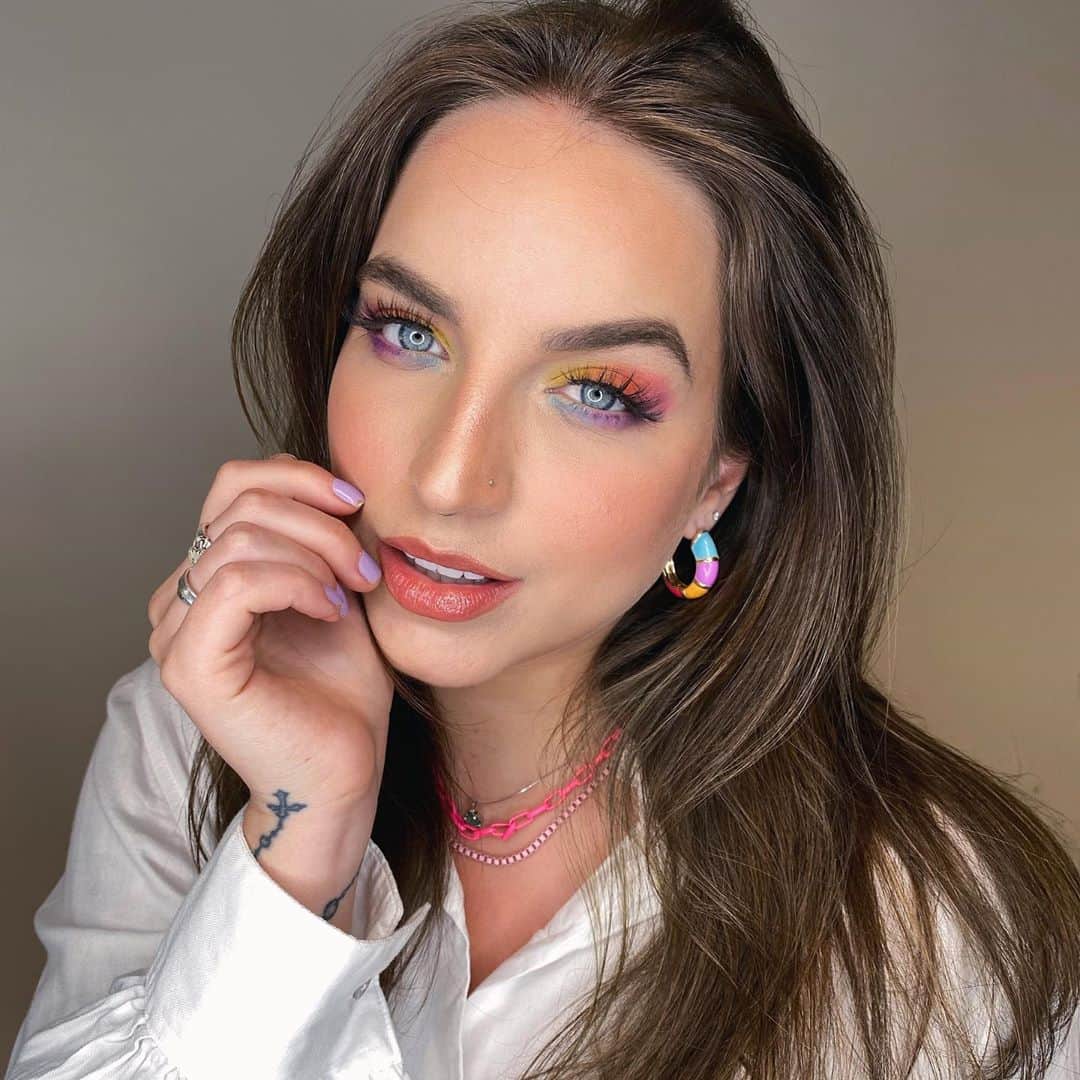 Bruna Unzuetaのインスタグラム：「Tão preparados pra essa make? 🤭 amanhã, no IGTV 🤩」