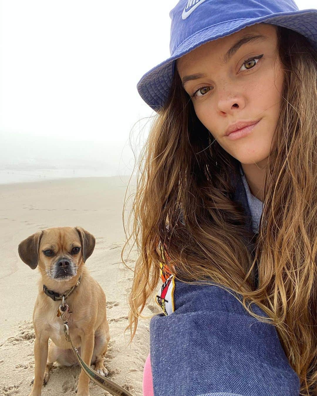 ニーナ・アグダルのインスタグラム：「Foggy mornings with my girl 🐕💕」