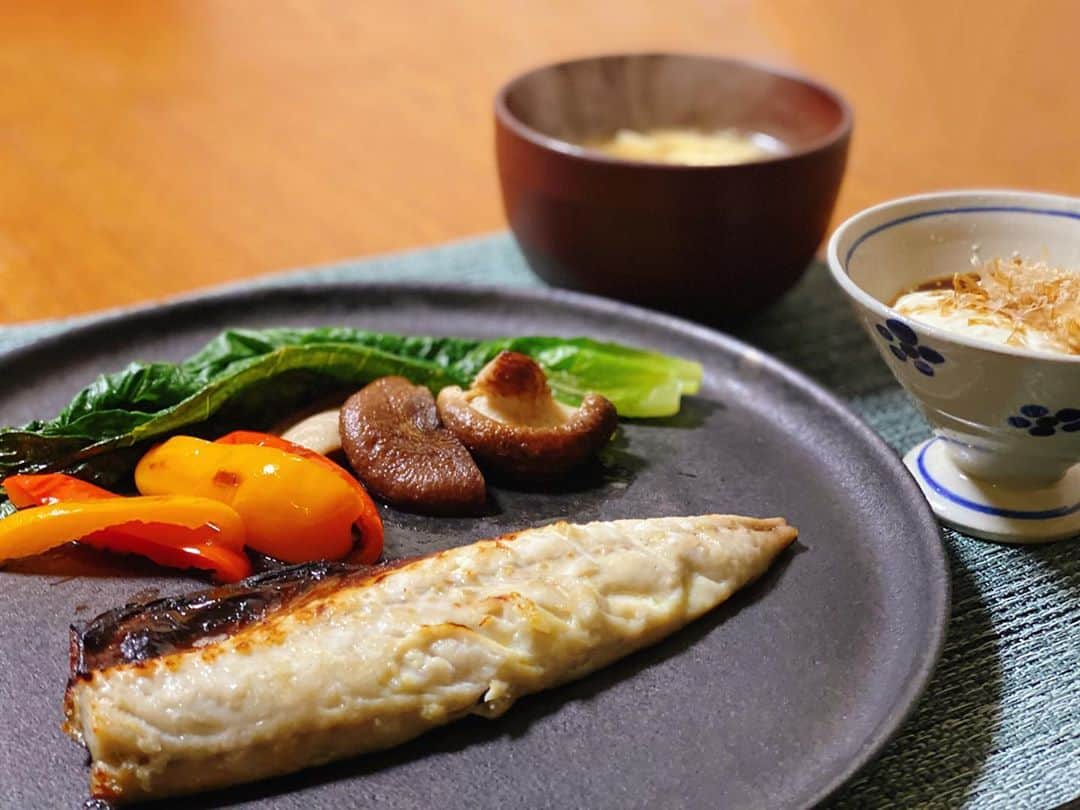 渡辺早織さんのインスタグラム写真 - (渡辺早織Instagram)「今日の朝ごはん  ゆっくり朝食と向き合う時間をまた作ろうと🍵  #早織飯 #mybreakfast #今日の朝ごはん  #鯖の塩麹漬け焼き #野菜のグリル #玄米 #柚子味噌 #納豆 #もずく #湯豆腐 #練り上げとお葱のお味噌汁」11月11日 9時48分 - _watanabesaori_