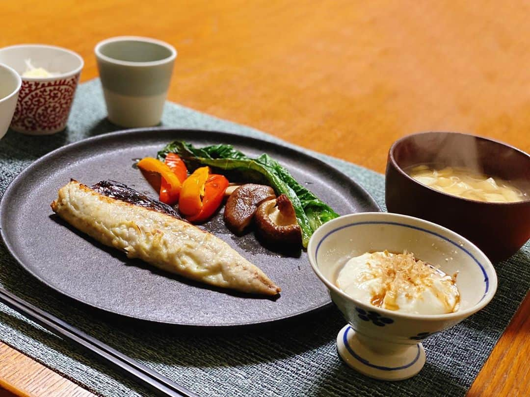 渡辺早織さんのインスタグラム写真 - (渡辺早織Instagram)「今日の朝ごはん  ゆっくり朝食と向き合う時間をまた作ろうと🍵  #早織飯 #mybreakfast #今日の朝ごはん  #鯖の塩麹漬け焼き #野菜のグリル #玄米 #柚子味噌 #納豆 #もずく #湯豆腐 #練り上げとお葱のお味噌汁」11月11日 9時48分 - _watanabesaori_