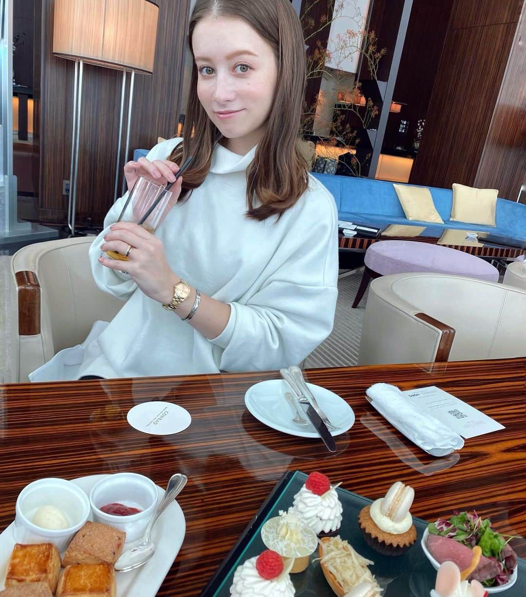 ドーキンズ英里奈のインスタグラム：「😋🍴  ⠀ 白鳥の湖をイメージした #スワンレイクアフタヌーンティー 🦢💓 ⠀ なかなかのボリュームだったけれど 酸味が効いたティーが多くて バランスが良かったです☕️ サクサクスコーンが最高だった！！ ⠀ go toも使えたのでお得だったよ〜。 ⠀ ⠀ ⠀ あとは、ゴールドの時計おろしました！ ⠀ Daniel Wellingtonの 文字盤もバンドもぜーんぶゴールドに バングルも合わせて◎ ⠀ ⠀ 最近夫が、バングルを探していたから 良いのないかな？って色々見ていたんだけど 気がついたら自分も欲しくなって。笑 ⠀ ゴールド×シルバーの組み合わせ 最近とってもすきです。 ⠀ ⠀ ⠀ ⠀ ちなみにクーポンコードで 15％OFFになるのでよかったら👉🎟erina12 ⠀ ⠀ ⠀ ⠀ #ダニエルウェリントン @danielwellington #腕時計コーデ #アフタヌーンティー#コンラッド東京アフタヌーンティー」