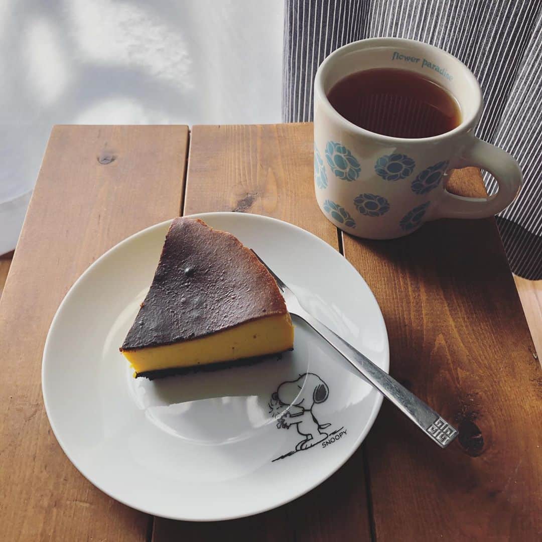 のインスタグラム：「. またまた キャラメルパンプキンチーズケーキを 作りましたー！ . が、 キャラメルが もうちょっと 濃い方がよかったなー。 . お菓子作りは 焦ってやっちゃ ダメですねー（笑） . でも おいしかったので 食べ過ぎました(*´艸｀*) . #キャラメルパンプキンチーズケーキ #チーズケーキ #手作りケーキ」