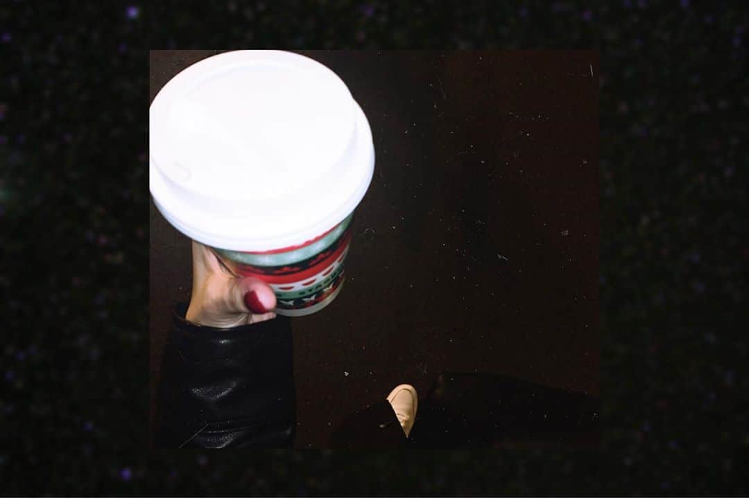 桑名利瑠のインスタグラム：「. . . 冬の季節。 ホットがのみたくなるよね おはよう☀ . . . #sterbucks #スタバ #ホット #珈琲 #café #cafe巡り #冬 #followforfollowback #followｍe #休日 #休日の過ごし方 #makeup #outfit #outfitoftheday #selfie #photo #photooftheday #code #スニーカー女子」