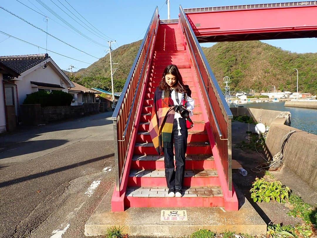 小林希さんのインスタグラム写真 - (小林希Instagram)「対馬ルールかな。 海にかかる陸橋は、降りたら 「とまれ」です。 なにそれ、かわいい。 でもなぜ、ぱんだ？  #対馬 #長崎県 #離島 #島旅 #ツシマヤマネコ #取材 #国内旅行#島ルール？#ghostoftsushima」11月11日 9時59分 - nozokoneko