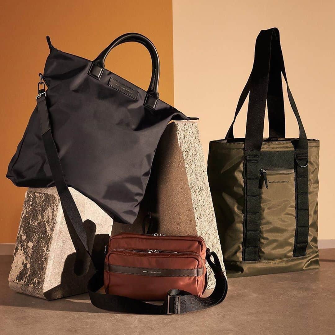 ウォントのインスタグラム：「On everyone's holiday wishlist. Our signature totes & crossbody bags in Italian nylon & ECONYL via @eastdane.  #wantlesessentiels」