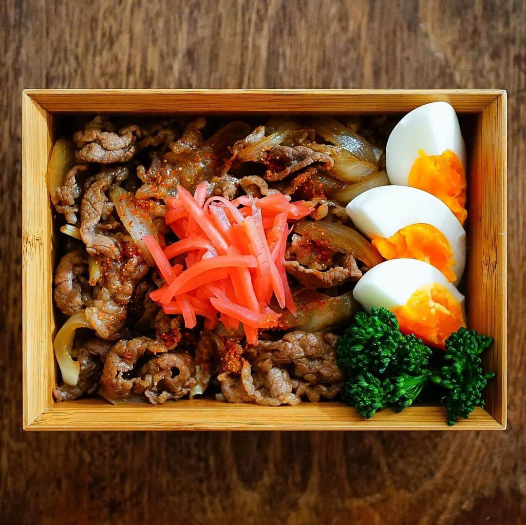 おがわひろこのインスタグラム：「2020.11.11 #牛丼弁当 ・牛丼 ・半熟にならなかった固めゆで卵 ・レンチンブロッコリー ………………………… ✂︎……………………… @nena.rio.obento さんのような味玉を作る予定だったのに、バタバタしてたら作ることを忘れていて、急遽ゆで卵を。 しかもタイマーし忘れ、半熟にもならず。 日々忘れ物多すぎて泣ける😭」