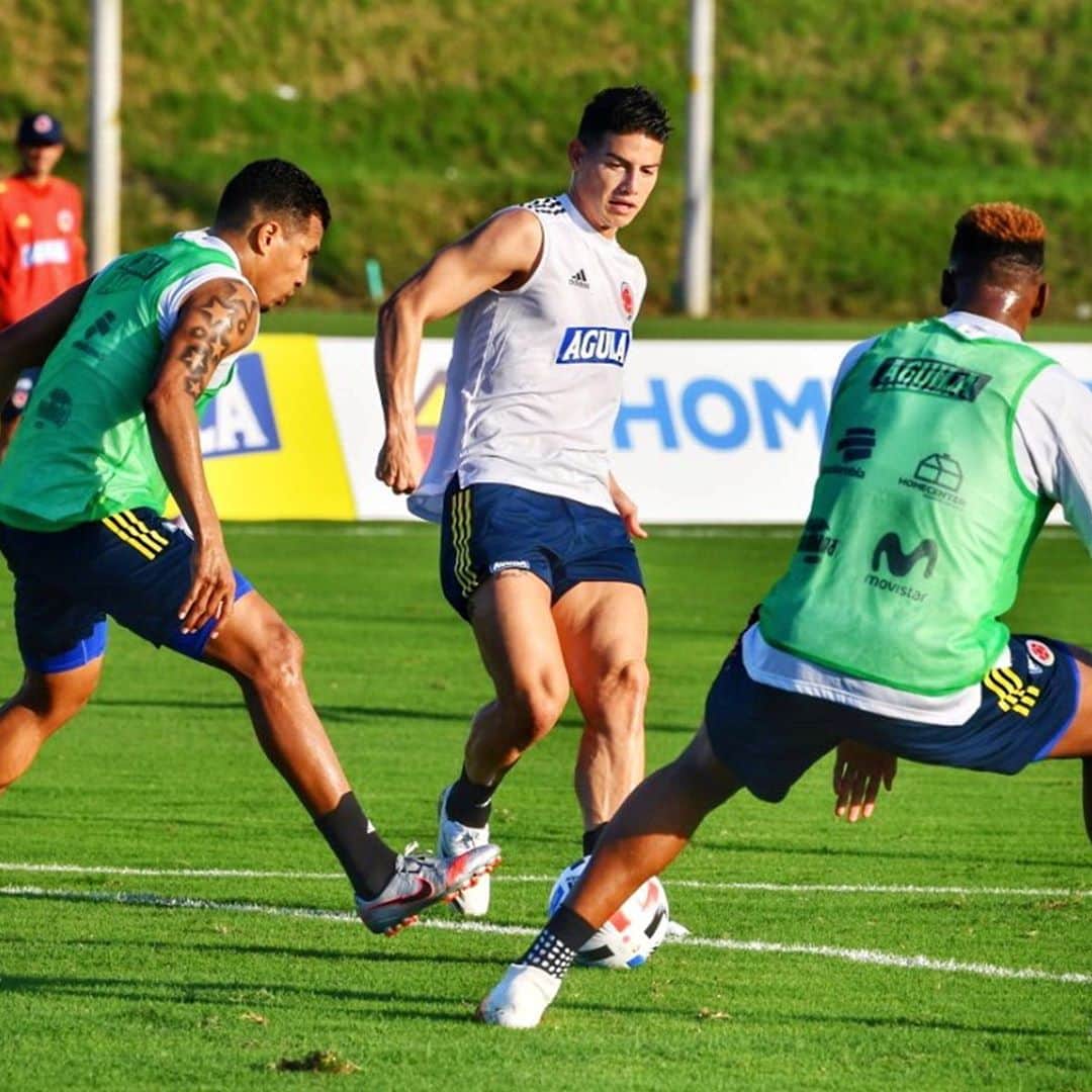サッカー コロンビア代表チームのインスタグラム：「📸 ¡Trabajo en equipo! ⚽🤙  #VamosColombia 🇨🇴」