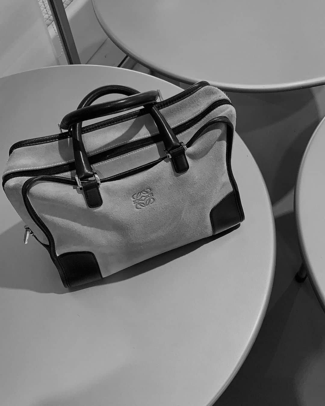 のインスタグラム：「⚪️⚫️.   #vintage #loewe」