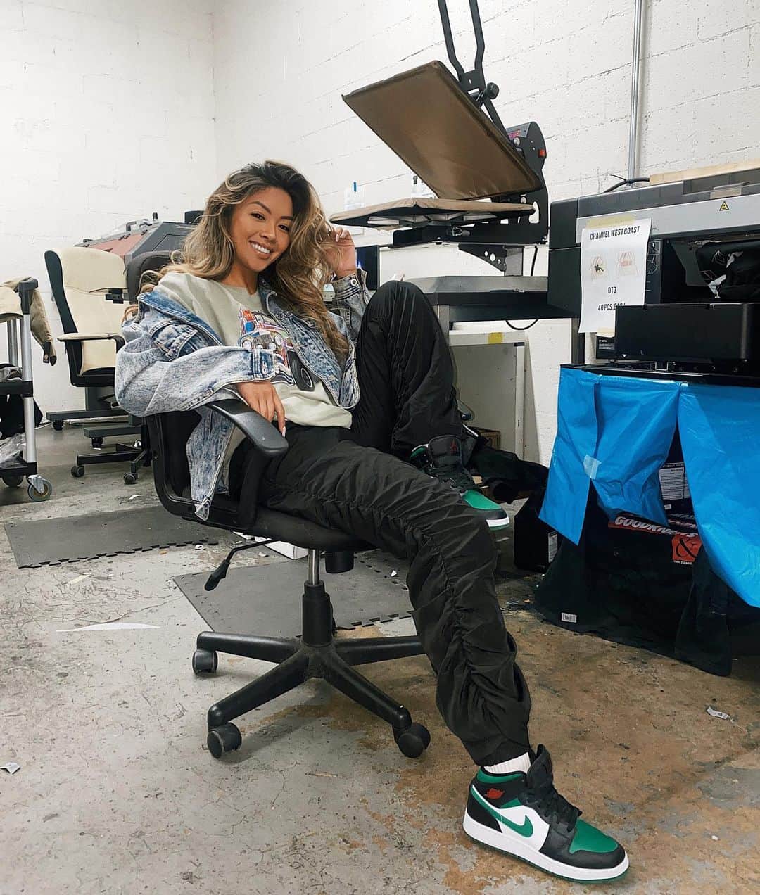 リアン Vのインスタグラム：「Putting in work! 💪🏽🔥 Dropping a few new items for you on @shoplianev this week! 😍 I love you guys! 😘  Top/Joggers : @shoplianev」