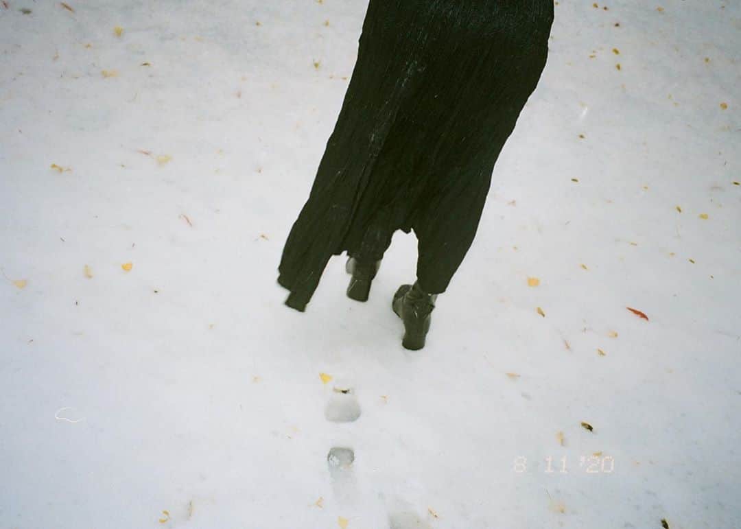 masayuki nittaさんのインスタグラム写真 - (masayuki nittaInstagram)「. 雪を先取り☃️🦀 . 0℃の北海道。 35mmフィルムで写真を始めたときの気分を思い出した。 読みかけの小説が少しだけ進んだ。 仕事にすることを辞めることで、 一生ものの趣味を手に入れた。 #写真家辞めました」11月11日 10時21分 - masayuki_nitta