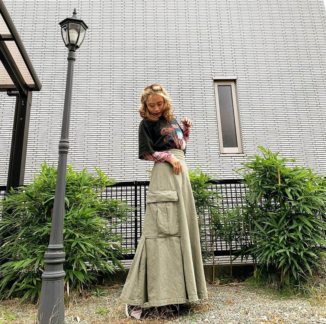 田辺莉咲子さんのインスタグラム写真 - (田辺莉咲子Instagram)「スニーカーでこのスカート履いたら一生背伸びしないといけなかったです😂 でもお気に入りだから…🙌🏻❤️」11月11日 10時23分 - risako_tanabe
