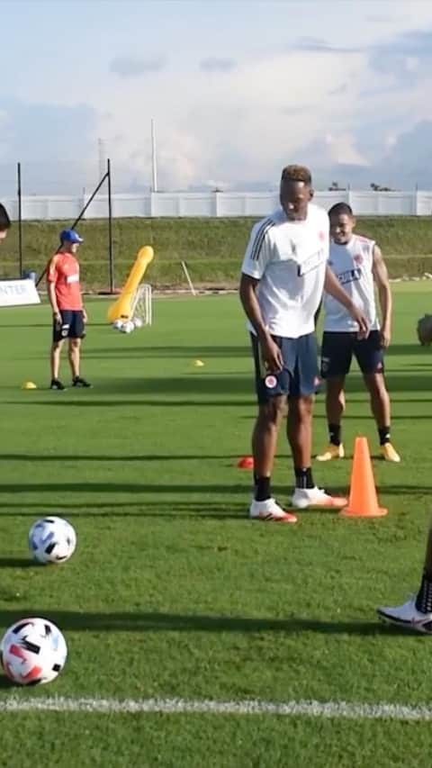 サッカー コロンビア代表チームのインスタグラム：「Así fue nuestra primera jornada de trabajo 👊  #VamosColombia 🇨🇴🇨🇴」