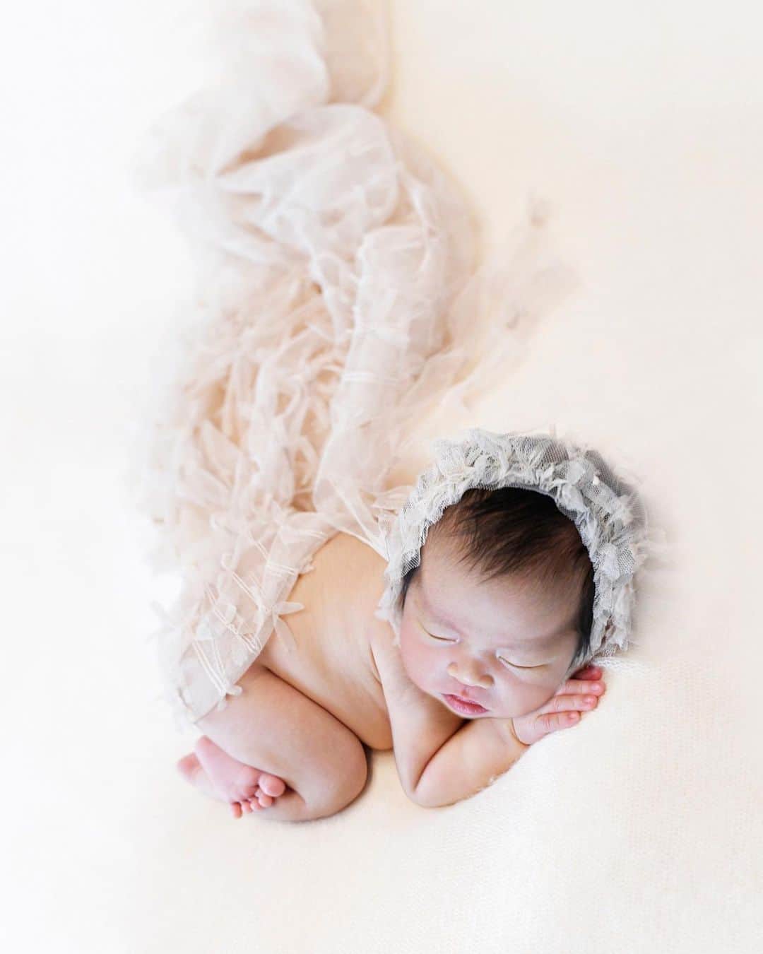 里見茜さんのインスタグラム写真 - (里見茜Instagram)「生後2週間に撮ってもらった ニューボーンフォト。 あっという間にもう3ヶ月が過ぎ  あんなに小さかったベビも今ではもう ムッチムチです😂🤍  新生児の貴重な時期に，素敵な思い出を ありがとうございました♡ @natural_newborn_photo   #baby #newborn  #newbornphoto  #memories」11月11日 10時30分 - satomiakane