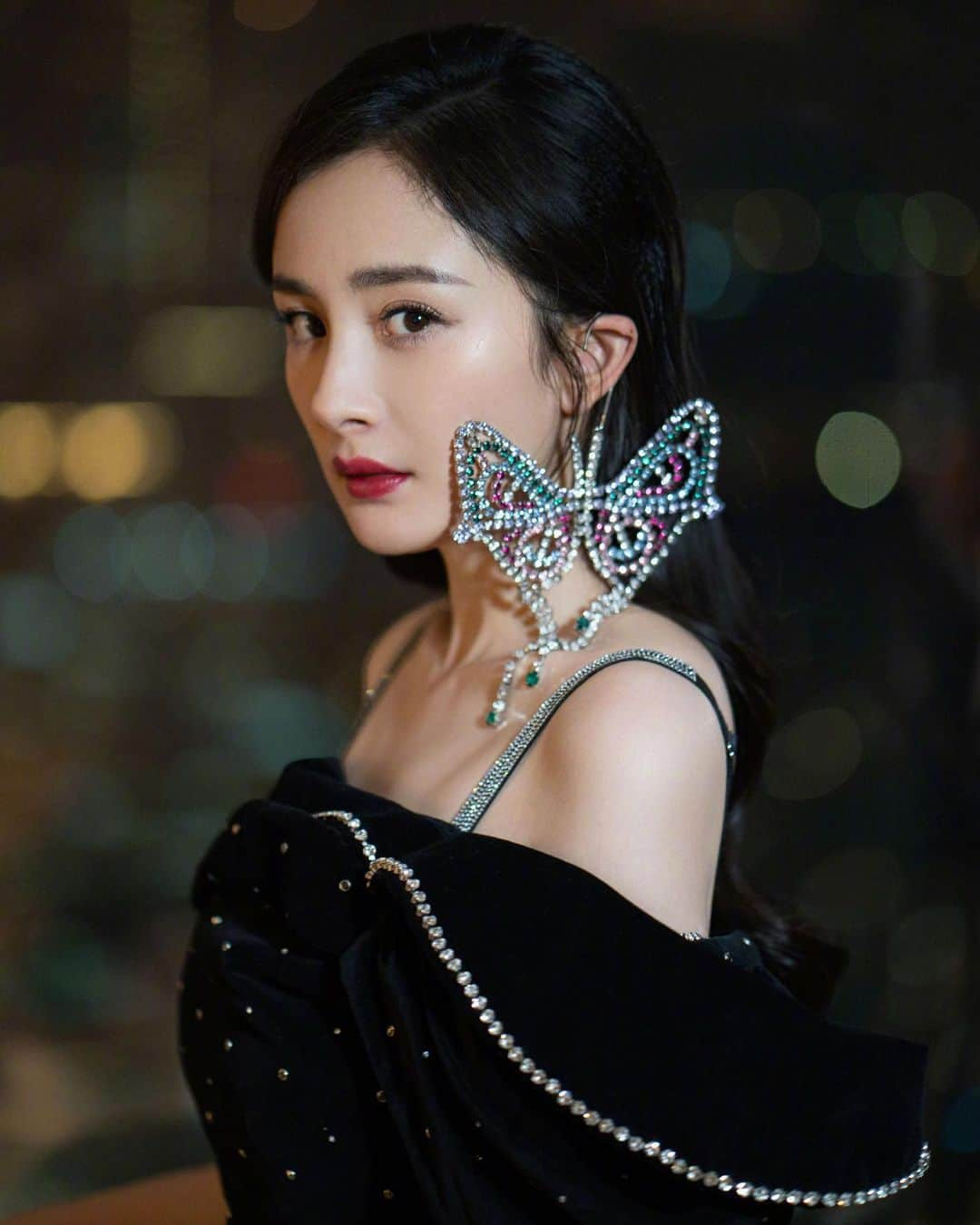 ヤン・ミー（Yang Mi）さんのインスタグラム写真 - (ヤン・ミー（Yang Mi）Instagram)「🦋大蝴蝶美吗//生活在海外喜欢戴耳环的小仙女们 可以点击我主页上的网站链接看一下💗// #大幂幂 #杨幂 #楊冪 #大冪冪」11月11日 10時36分 - yangmi_