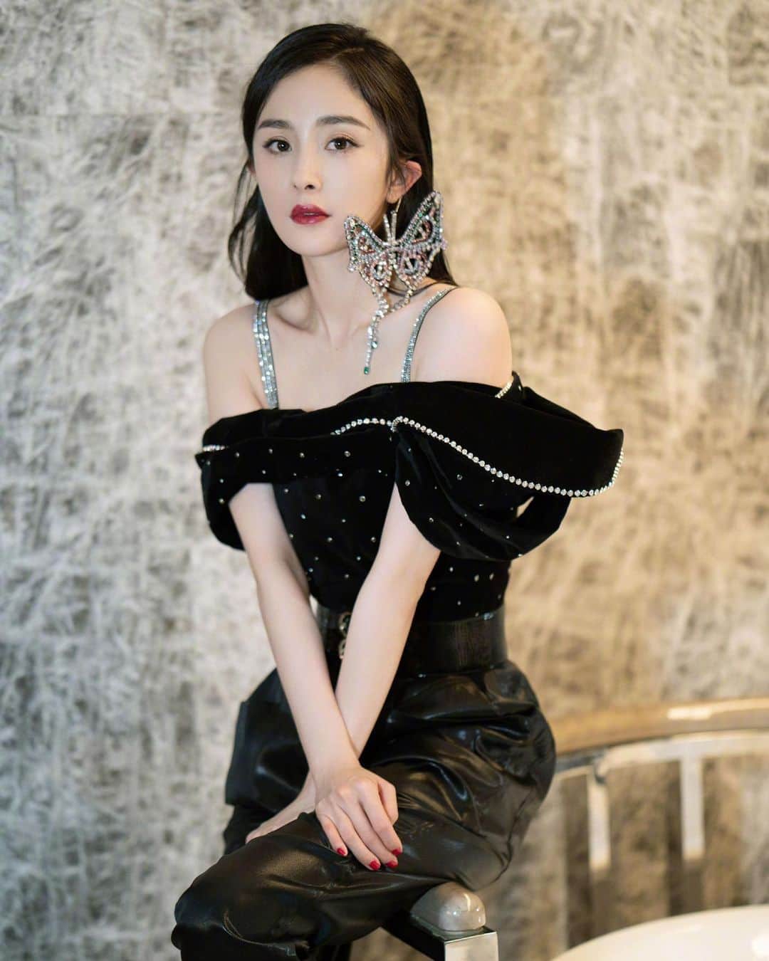 ヤン・ミー（Yang Mi）さんのインスタグラム写真 - (ヤン・ミー（Yang Mi）Instagram)「🦋大蝴蝶美吗//生活在海外喜欢戴耳环的小仙女们 可以点击我主页上的网站链接看一下💗// #大幂幂 #杨幂 #楊冪 #大冪冪」11月11日 10時36分 - yangmi_