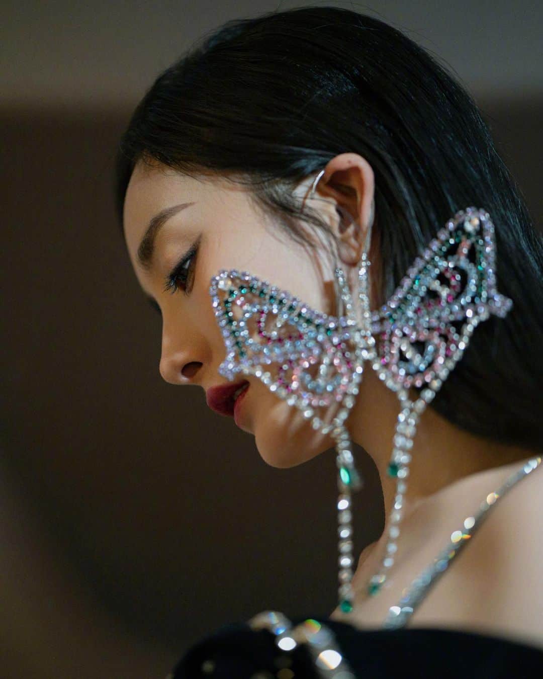 ヤン・ミー（Yang Mi）さんのインスタグラム写真 - (ヤン・ミー（Yang Mi）Instagram)「🦋大蝴蝶美吗//生活在海外喜欢戴耳环的小仙女们 可以点击我主页上的网站链接看一下💗// #大幂幂 #杨幂 #楊冪 #大冪冪」11月11日 10時36分 - yangmi_